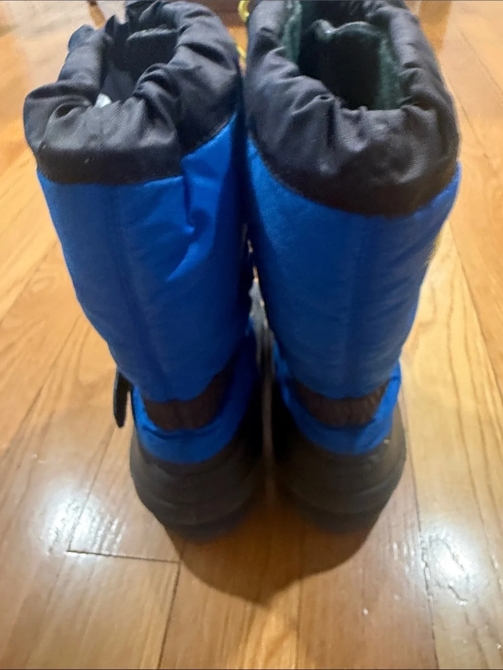 Sorel boys snow boots size 6.